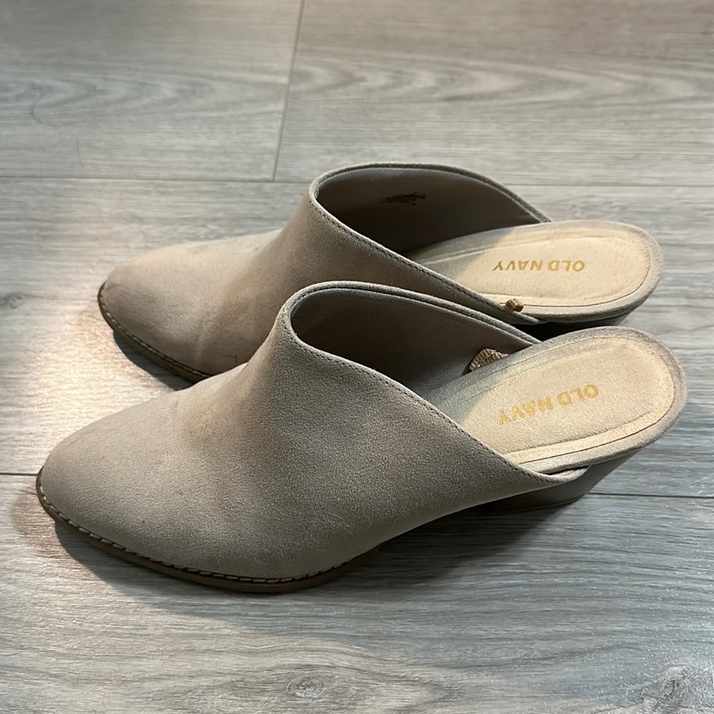 OLD NAVY MULES IN SIZE 8 LIGHT TAUPE